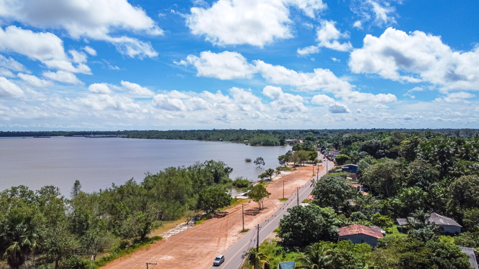 A comunidade da Fazendinha, localizada às margens do Rio Pará, em Barcarena