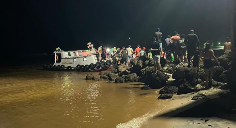 Embarcação sofre pane e quase afunda em Vila do Conde; passageiros são resgatados