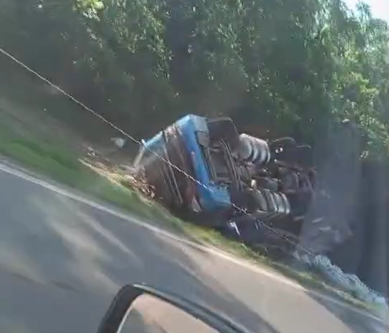 Carreta tomba e interdita parcialmente a Rodovia da Integração em Barcarena