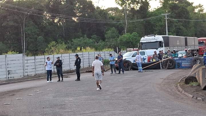 Funcionários de empresa de caulim bloqueiam Trevo do Peteca em protesto contra suspensão de atividades no Pará