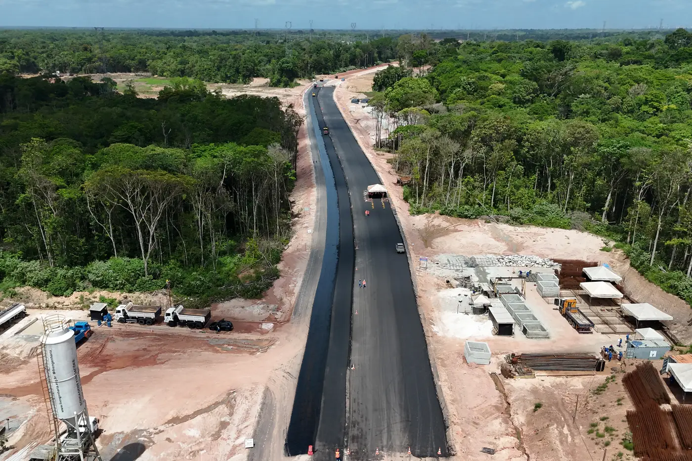 Governador Helder Barbalho vistoria avanço das obras da Avenida Liberdade na Região Metropolitana de Belém