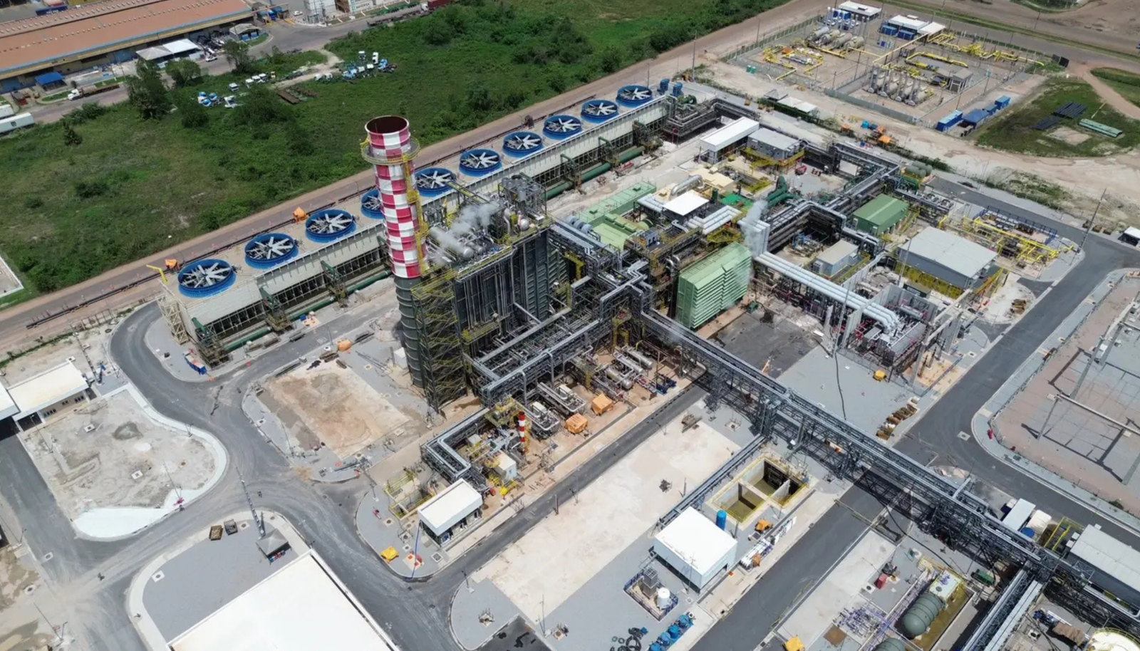 A UTE Portocem atingiu 92% das obras e deve iniciar operação comercial em agosto, com 1,6 GW de potência instalada, posicionando-se entre as maiores termelétricas a gás natural do país.