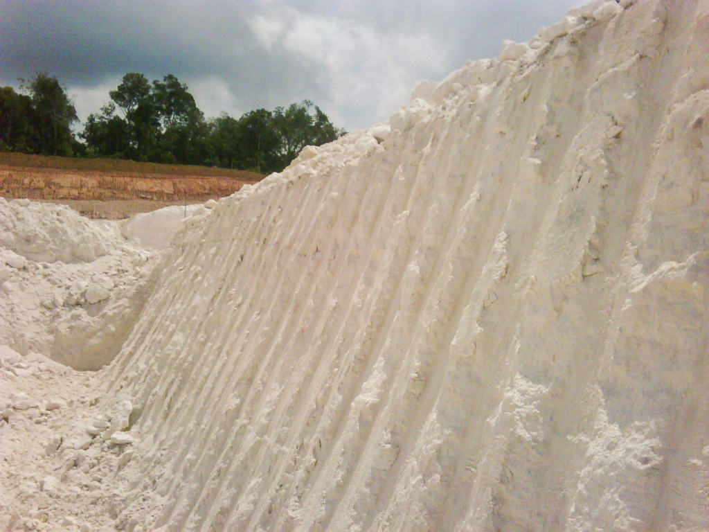 Exportações de caulim crescem 182,9% em Barcarena em abril de 2026 2 Raw kaolin in ARCC mine
